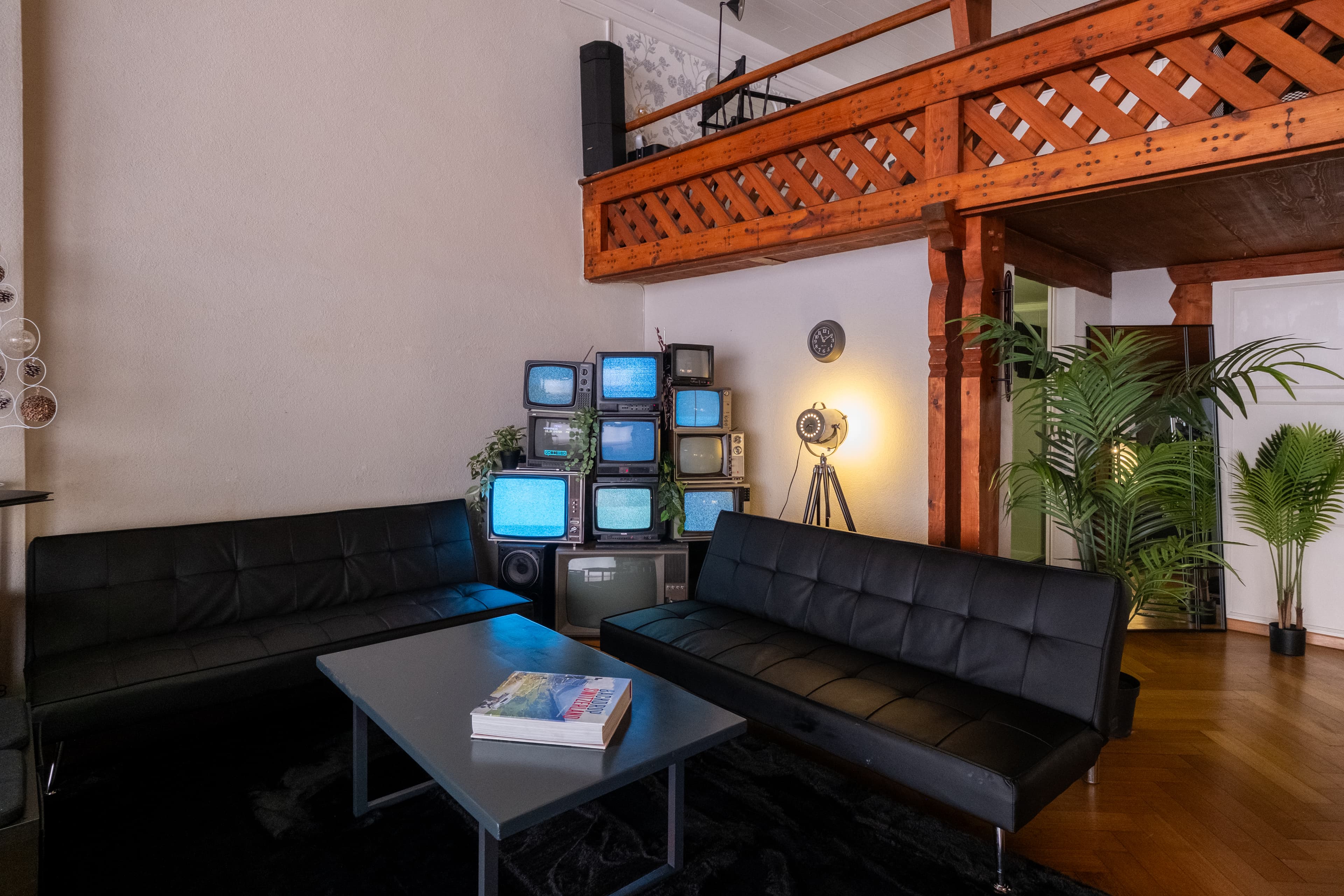 Lounge avec mur de TVs CRT